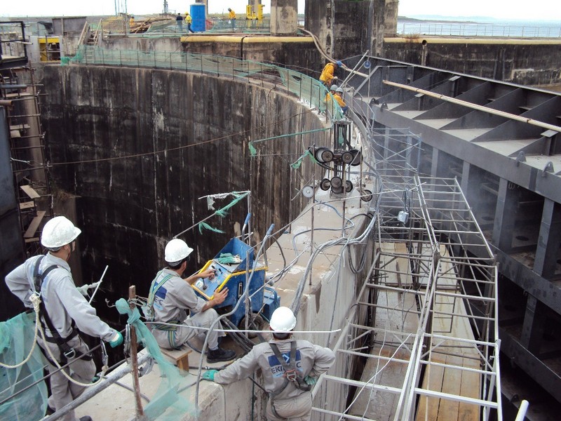 Corte de concreto com fio diamantado