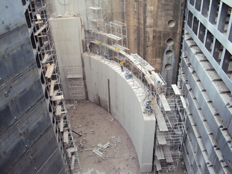 Demolição controlada de concreto armado